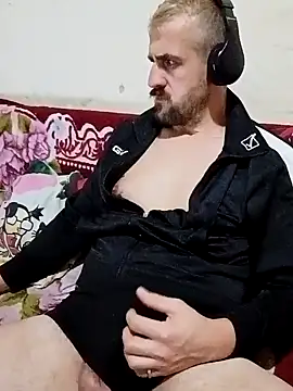 Snapshot of GrofLicno chatting on 2, 1, 2025 GrofLicno online show from 2, 1, 2025