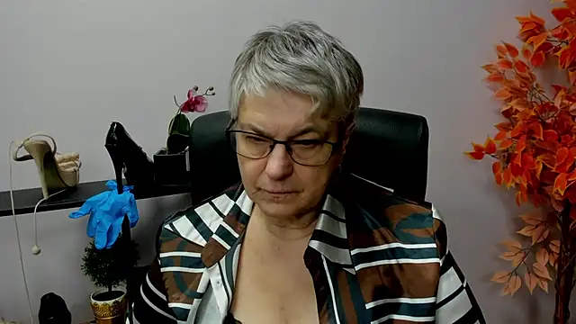 Snapshot of IrisDream chatting on 16, 12, 2024 IrisDream online show from 16, 12, 2024