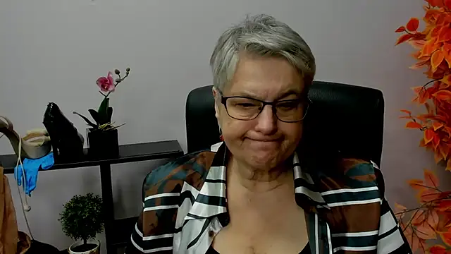Snapshot of IrisDream chatting on 18, 12, 2024 IrisDream online show from 18, 12, 2024