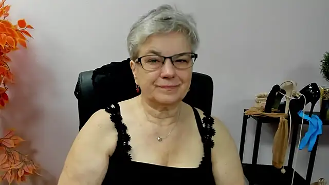 Snapshot of IrisDream chatting on 8, 10, 2025 IrisDream online show from 8, 10, 2025