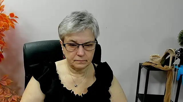 Snapshot of IrisDream chatting on 10, 10, 2025 IrisDream online show from 10, 10, 2025