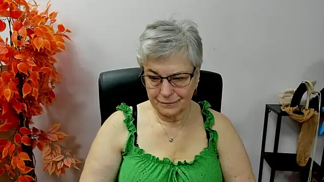Snapshot of IrisDream chatting on 17, 10, 2025 IrisDream online show from 17, 10, 2025