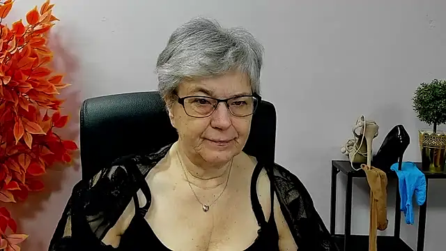 Snapshot of IrisDream chatting on 24, 11, 2025 IrisDream online show from 24, 11, 2025