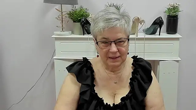Snapshot of IrisDream chatting on 2, 12, 2025 IrisDream online show from 2, 12, 2025