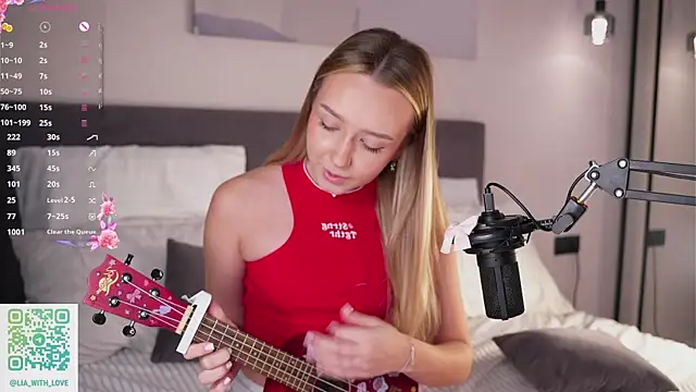 HollisBeckett online show from 16, 9, 2025