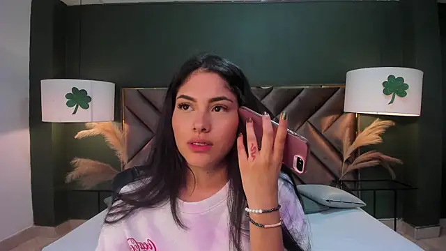 Mia Elowen online show from 18, 3, 2025