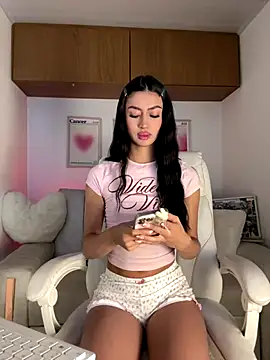 Snapshot of maddy_bronw_ chatting on 16, 12, 2025 maddy bronw online show from 16, 12, 2025