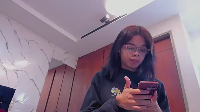 Snapshot of evelyn_wine chatting on 13, 10, 2025 evelyn wine online show from 13, 10, 2025