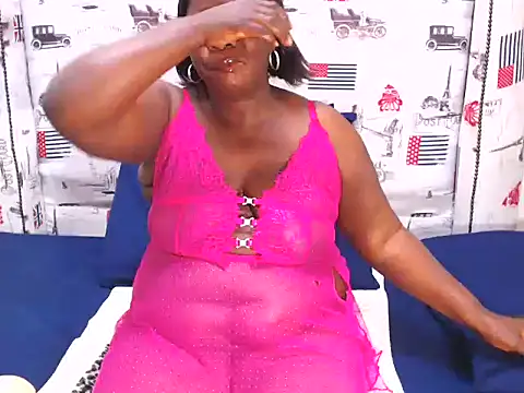 Snapshot of Honeybumsx32 chatting on 8, 10, 2025 Honeybumsx32 online show from 8, 10, 2025