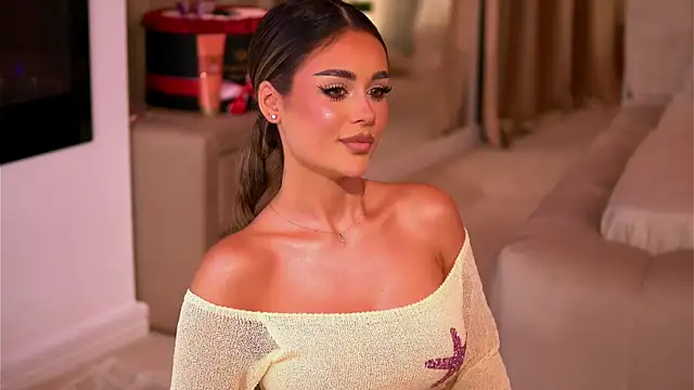 Snapshot of YasmineShaw chatting on 12, 11, 2025 YasmineShaw online show from 12, 11, 2025