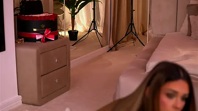 Snapshot of YasmineShaw chatting on 2, 12, 2025 YasmineShaw online show from 2, 12, 2025