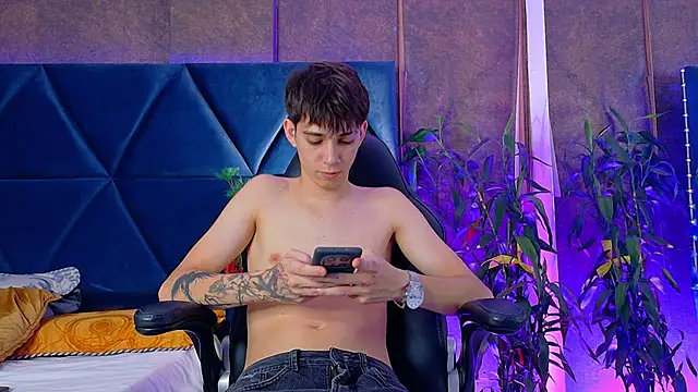 Lion Foster01 online show from 17, 12, 2025