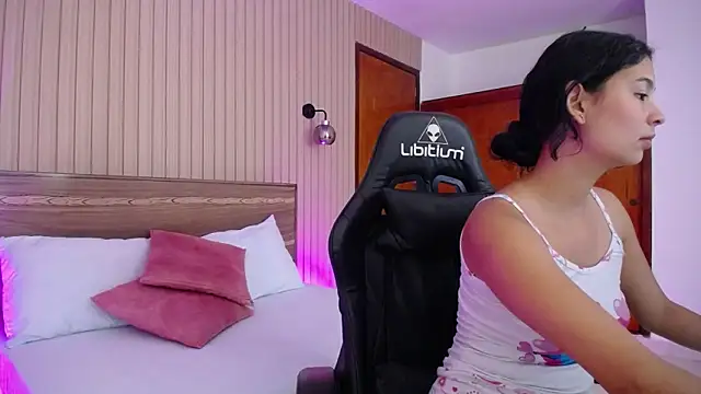 Snapshot of melody_flowers chatting on 17, 12, 2024 melody flowers online show from 17, 12, 2024