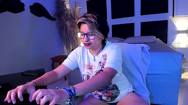 Snapshot of NovaGlitz chatting on 4, 12, 2024 NovaGlitz online show from 4, 12, 2024