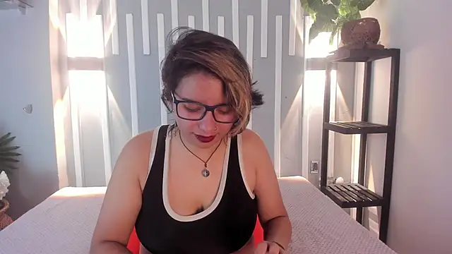 Snapshot of NovaGlitz chatting on 5, 2, 2025 NovaGlitz online show from 5, 2, 2025