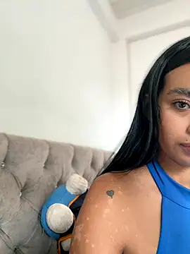 Laura fernandezII online show from 22, 10, 2025