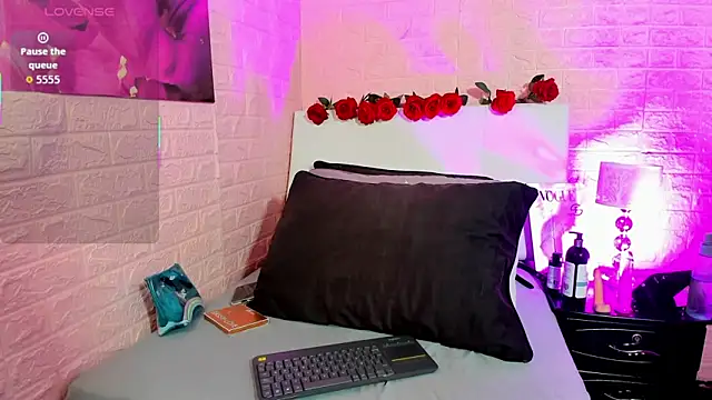 LYAA COLLINS  online show from 6, 1, 2026