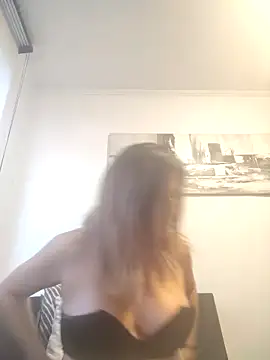 Snapshot of Latiinvenushot chatting on 9, 11, 2025 Latiinvenushot online show from 9, 11, 2025