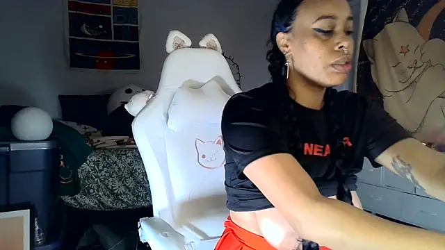 loveluna8 online show from 4, 2, 2025