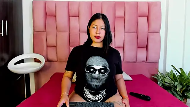 Snapshot of EmmaRossem chatting on 8, 1, 2025 EmmaRossem online show from 8, 1, 2025