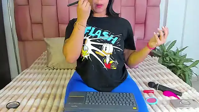 Snapshot of EmmaRossem chatting on 7, 2, 2025 EmmaRossem online show from 7, 2, 2025