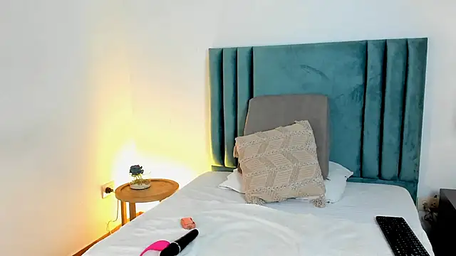 HollyHudsonn online show from 20, 12, 2024