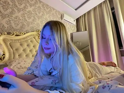 Snapshot of baby_lianaa chatting on 8, 10, 2025 baby lianaa online show from 8, 10, 2025