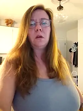 Snapshot of MsShelby40 chatting on 8, 10, 2025 MsShelby40 online show from 8, 10, 2025