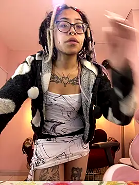 Snapshot of Violetta_Suky chatting on 22, 10, 2025 Violetta Suky online show from 22, 10, 2025