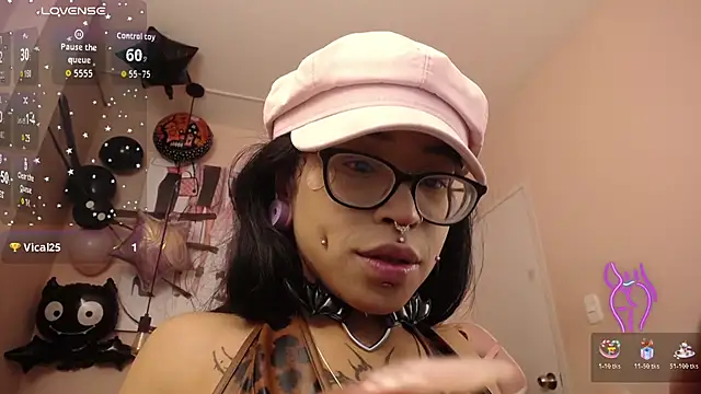 Snapshot of Violetta_Suky chatting on 30, 10, 2025 Violetta Suky online show from 30, 10, 2025