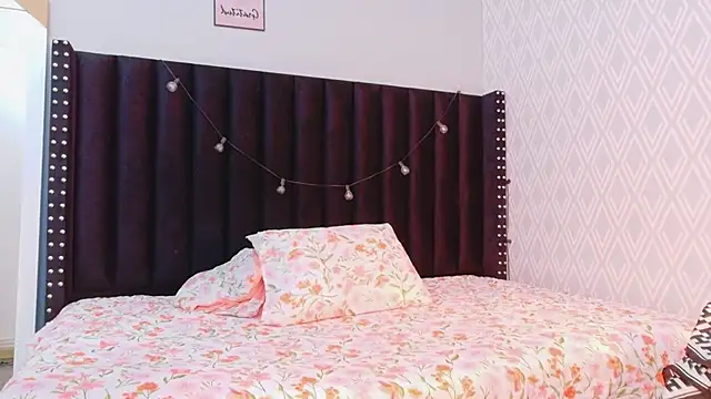 Snapshot of littleebonymommy chatting on 10, 9, 2025 littleebonymommy online show from 10, 9, 2025