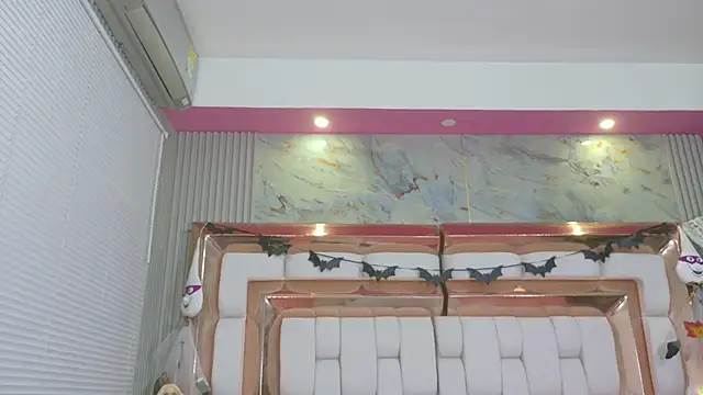 Snapshot of littleebonymommy chatting on 21, 10, 2025 littleebonymommy online show from 21, 10, 2025