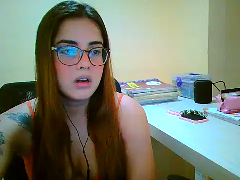 Snapshot of maliamiller chatting on 15, 11, 2025 maliamiller online show from 15, 11, 2025