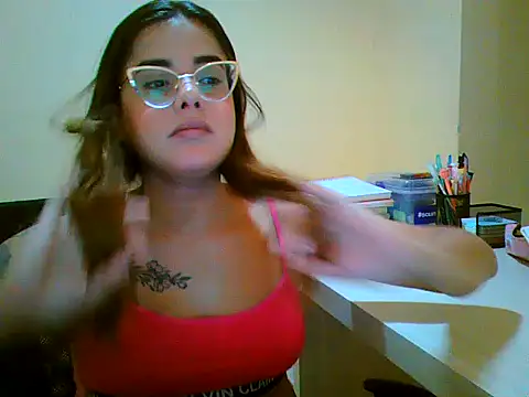 Snapshot of maliamiller chatting on 17, 12, 2025 maliamiller online show from 17, 12, 2025