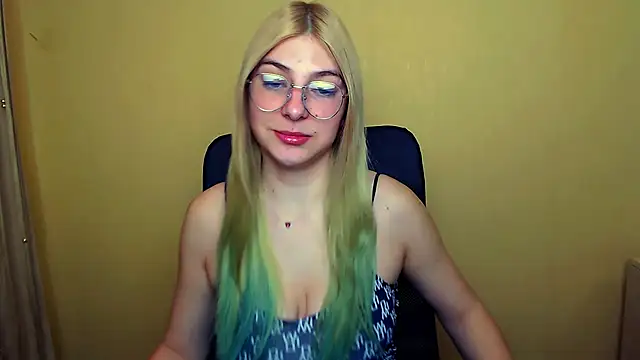 Snapshot of Luna_Lush_ chatting on 8, 1, 2025 Luna Lush online show from 8, 1, 2025