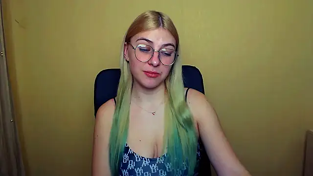 Snapshot of Luna_Lush_ chatting on 8, 1, 2025 Luna Lush online show from 8, 1, 2025