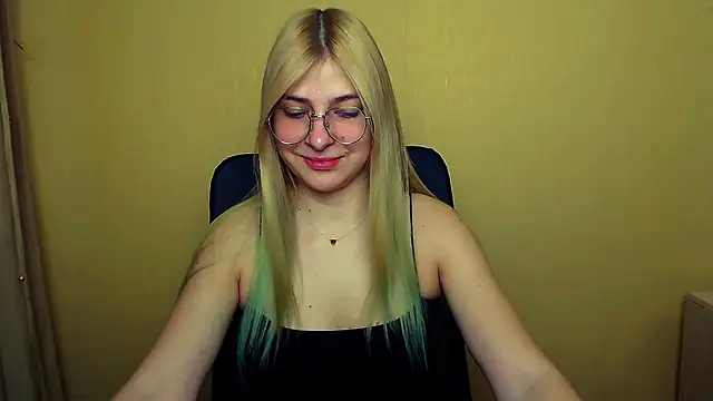 Snapshot of Luna_Lush_ chatting on 4, 2, 2025 Luna Lush online show from 4, 2, 2025