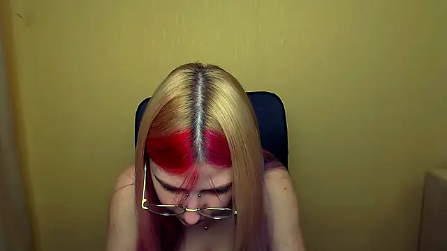 Snapshot of Luna_Lush_ chatting on 4, 3, 2025 Luna Lush online show from 4, 3, 2025