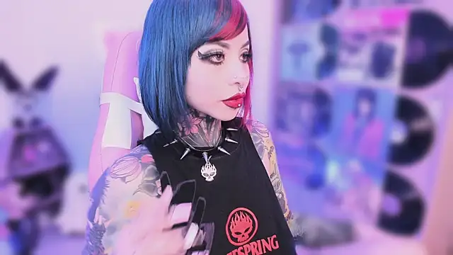 Snapshot of NikkiRamone chatting on 5, 11, 2025 NikkiRamone online show from 5, 11, 2025