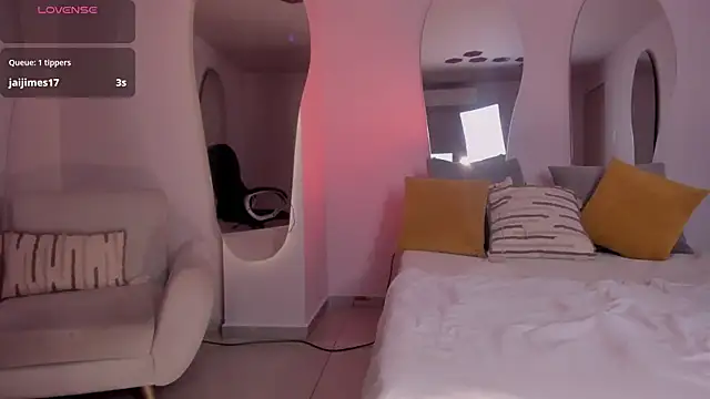 RebeccaHudson online show from 7, 3, 2025