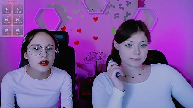 Snapshot of nikole_kitt chatting on 11, 10, 2025 nikole kitt online show from 11, 10, 2025