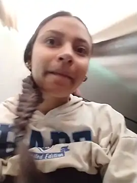 Snapshot of emma_ambar chatting on 28, 11, 2025 emma ambar online show from 28, 11, 2025