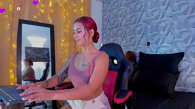 Snapshot of Sophiee_Hill chatting on 28, 10, 2025 Sophiee Hill online show from 28, 10, 2025