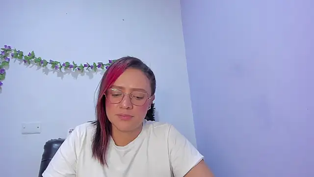 Snapshot of nicollee18 chatting on 8, 2, 2025 nicollee18 online show from 8, 2, 2025