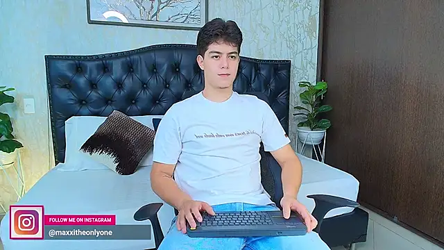 Snapshot of MaxxiCruz chatting on 4, 10, 2025 MaxxiCruz online show from 4, 10, 2025