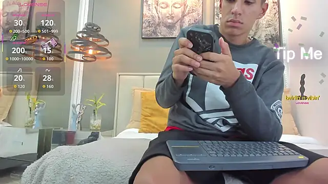 Snapshot of kieran_derek chatting on 18, 11, 2025 kieran derek online show from 18, 11, 2025