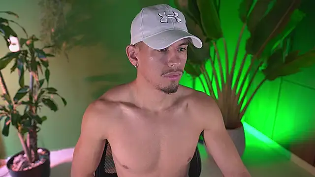 Snapshot of Aaronfox_x chatting on 6, 4, 2026 Aaronfox x online show from 6, 4, 2026