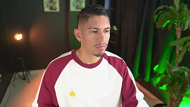 Snapshot of Aaronfox_x chatting on 9, 4, 2026 Aaronfox x online show from 9, 4, 2026