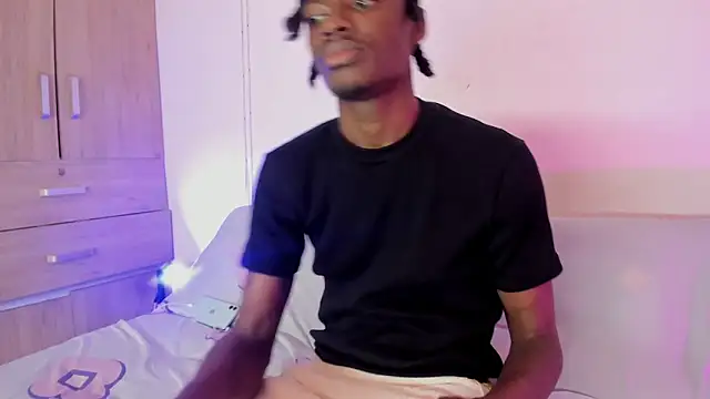 Snapshot of LoveBirds__1 chatting on 13, 11, 2025 LoveBirds 1 online show from 13, 11, 2025