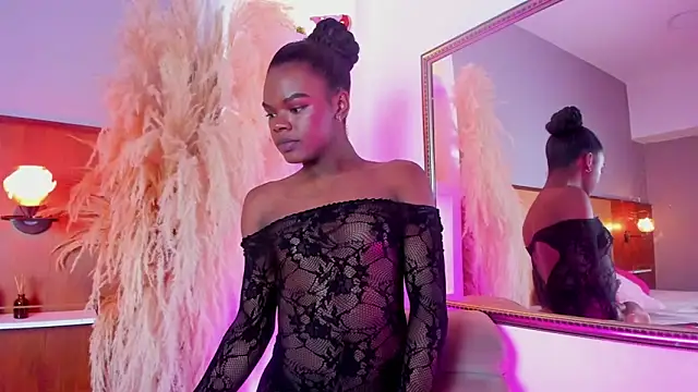 Snapshot of CamiEstrada chatting on 31, 1, 2025 CamiEstrada online show from 31, 1, 2025